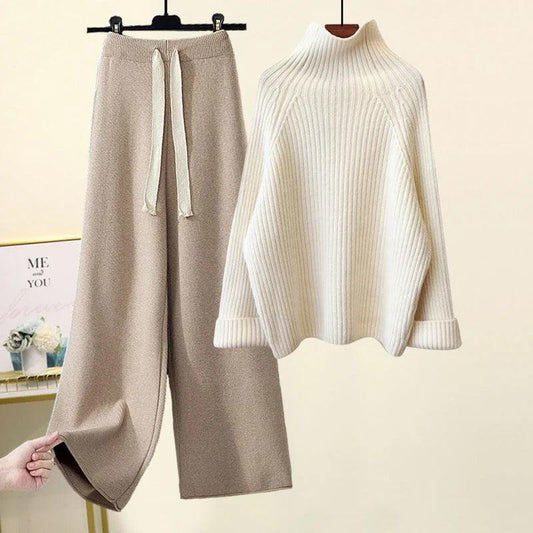 Beige Strickhose und cremeweißer Rollkragenpullover auf Kleiderbügel; gemütliche Damenmode, Herbst-Winter-Outfit, eleganter Strick-Look.