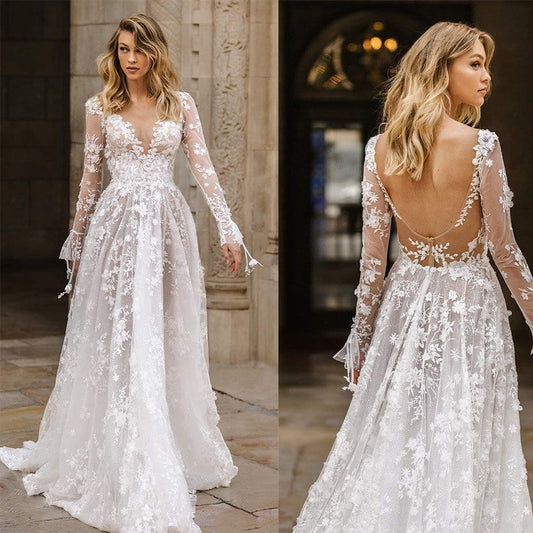 Brautkleid mit langen Ärmeln und floraler Spitze, tiefer Rückenausschnitt, elegantes Design, ideal für Hochzeiten, romantischer Stil.