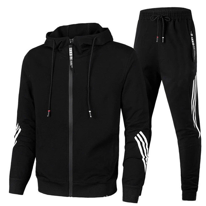 Schwarzer Trainingsanzug mit Kapuzenjacke und Jogginghose, weiße Streifen an Ärmeln und Beinen, sportlich, bequem, Herrenmode, Freizeitkleidung.