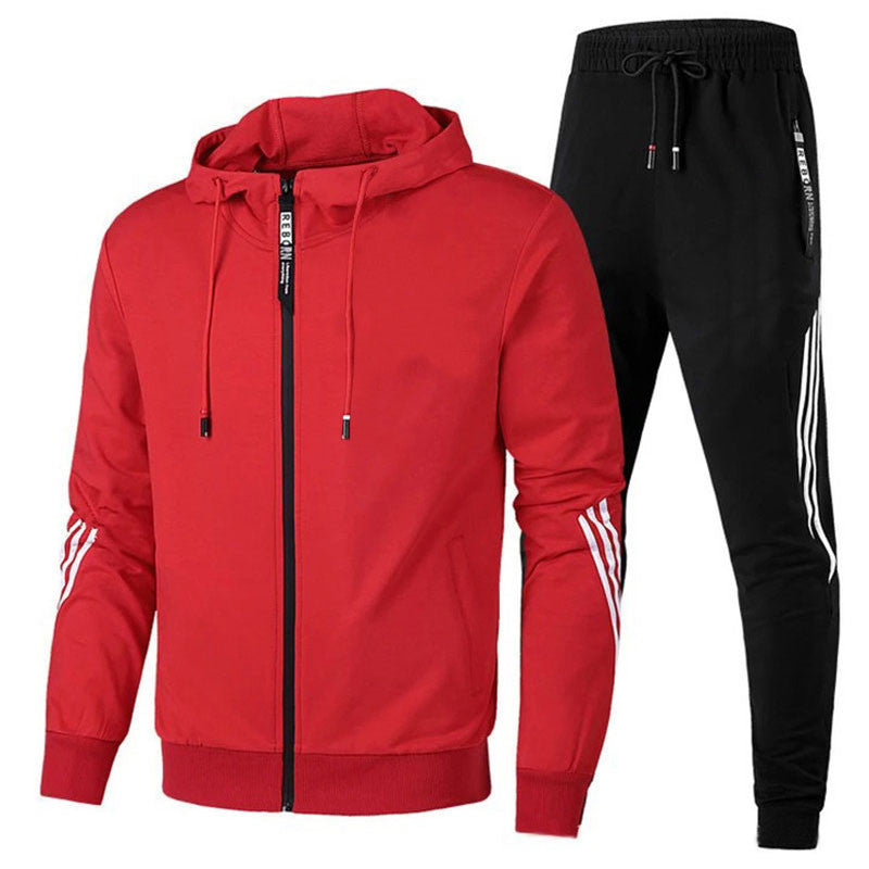 Roter Herren-Trainingsanzug mit Kapuzenjacke und schwarzen Jogginghosen, sportlich, bequem, mit weißen Streifen, ideal für Fitness und Freizeit.