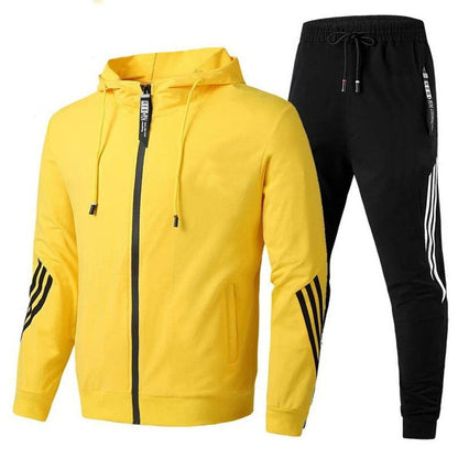 Gelber Trainingsanzug mit Kapuzenjacke und schwarzen Jogginghosen, sportliches Design, Streifenmuster, ideal für Fitness und Freizeit.