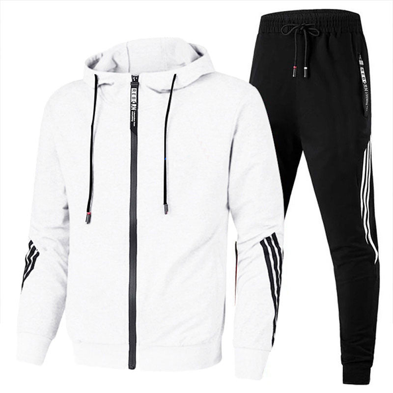Weiße Kapuzenjacke mit schwarzen Streifen und schwarzer Jogginghose mit weißen Streifen. Sportbekleidung, Herrenmode, Freizeitanzug.