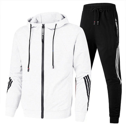 Weiße Kapuzenjacke mit schwarzen Streifen und schwarzer Jogginghose mit weißen Streifen. Sportbekleidung, Herrenmode, Freizeitanzug.
