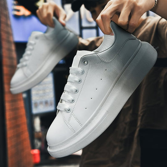 Herren Sportschuhe mit runder Spitze, flachem Absatz und Farbnaht