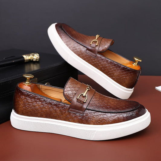 Herren Slipper mit runder Spitze, flachem Absatz und Metalldetail