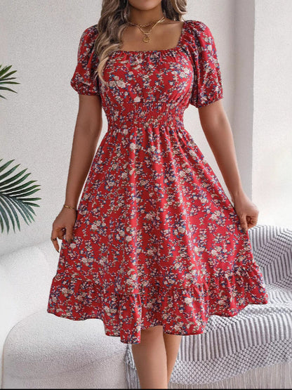 Geblümtes Kleid mit eckigem Ausschnitt, Rüschen und hoher Taille | Ideal für den Sommer