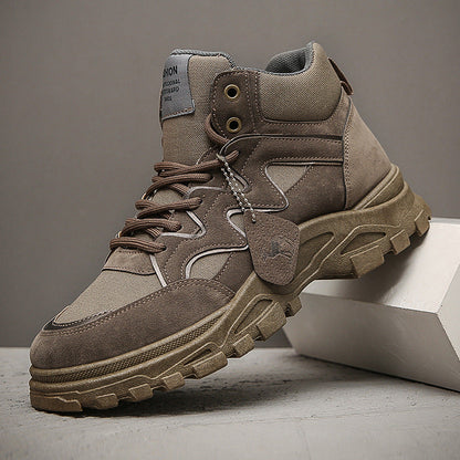 Herren-Wanderschuh in Braun, robustes Design, rutschfeste Sohle, ideal für Outdoor-Aktivitäten, modischer Trekkingstiefel, bequem und strapazierfähig.