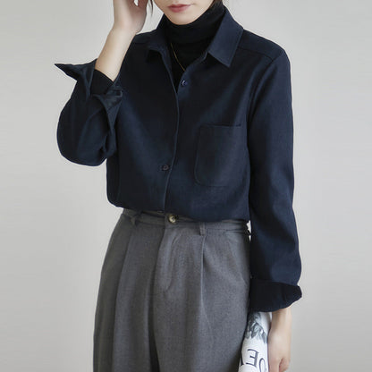 Dunkelblaues Hemd und graue Hose, elegante Damenmode, minimalistischer Stil, Business-Look, Herbstmode, zeitloses Design, hochwertige Stoffe.