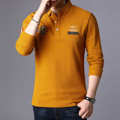 Gelbes Herren-Poloshirt mit langen Ärmeln, aufgestickten Logos und Abzeichen, kombiniert mit blauer Jeans. Modisches Freizeitoutfit für Männer.