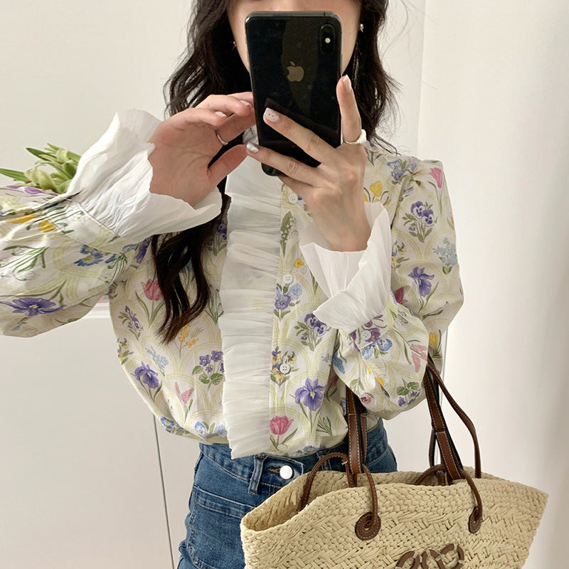 Frau in geblümter Bluse und Jeans macht Selfie, hält Strohtasche. Modetrend, Frühlingsoutfit, lässiger Stil, Blumenmuster, Damenmode.