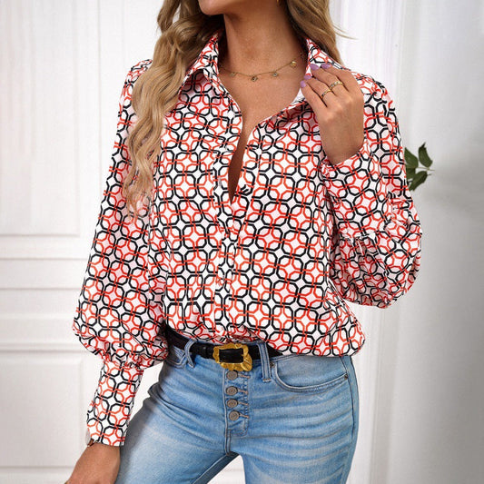 Frau in modischer, gemusterter Bluse mit geometrischem Design, kombiniert mit blauer Jeans. Trendige Damenmode, stilvolles Outfit, Freizeitlook.