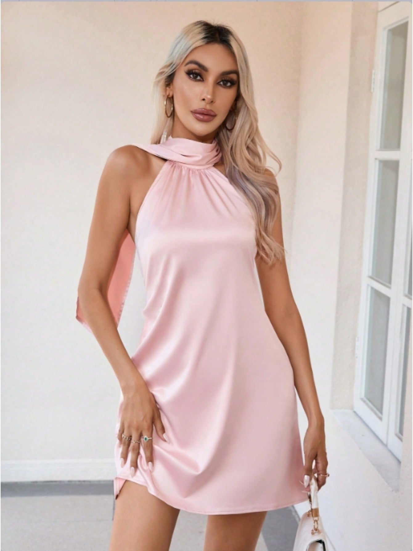 Elegantes Satin-Sommerkleid für Damen – mit tiefem Rückenausschnitt