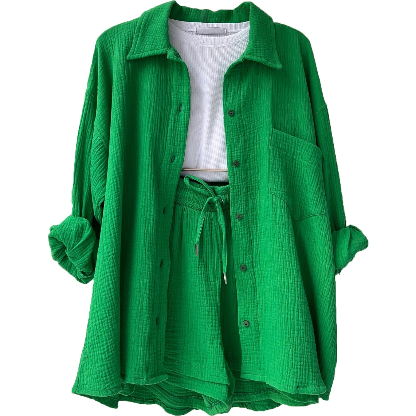 Grünes Damen-Set aus Hemd und Shorts, aus Baumwolle, mit weißem Top. Sommermode, lässiger Stil, ideal für warme Tage.