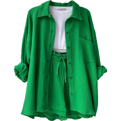 Grünes Damen-Set aus Hemd und Shorts, aus Baumwolle, mit weißem Top. Sommermode, lässiger Stil, ideal für warme Tage.