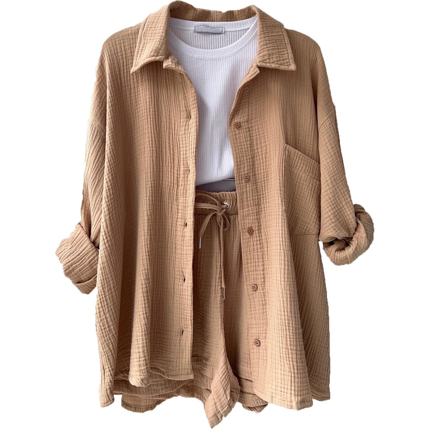 Beige Damen-Zweiteiler aus Musselin, bestehend aus Hemd und Shorts, kombiniert mit weißem T-Shirt. Modischer Freizeitlook für den Sommer.