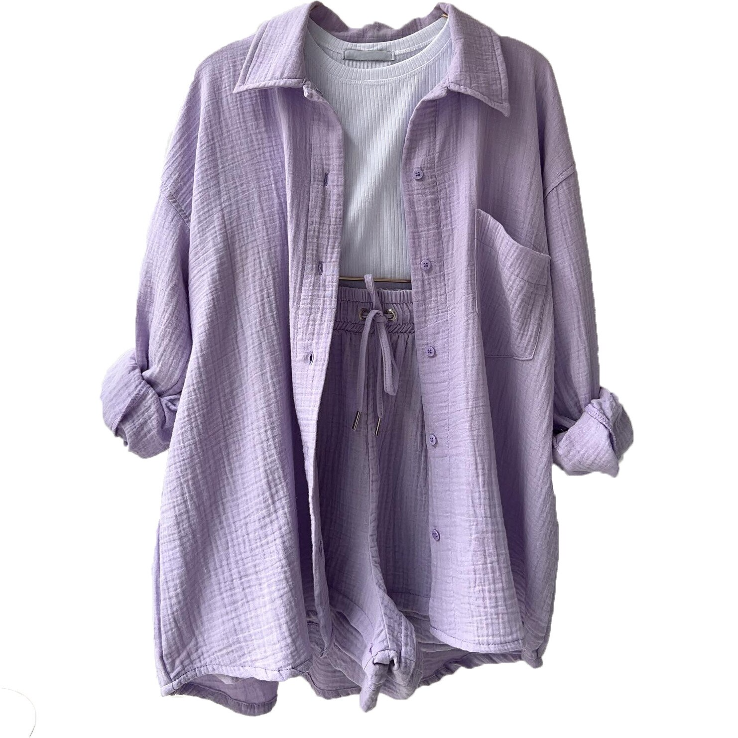 Lila Damen-Zweiteiler aus Baumwolle, bestehend aus Hemd und Shorts. Modisches Freizeitoutfit, ideal für Frühling und Sommer.