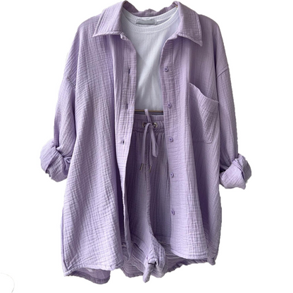 Lila Damen-Zweiteiler aus Baumwolle, bestehend aus Hemd und Shorts. Modisches Freizeitoutfit, ideal für Frühling und Sommer.