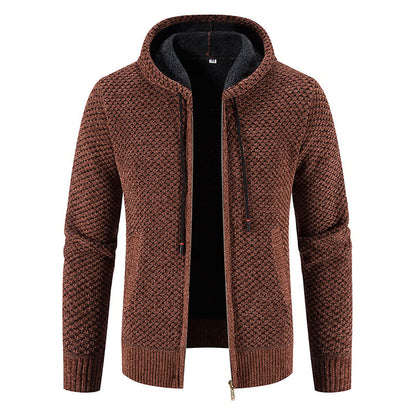 Braune Strickjacke mit Kapuze, Reißverschluss und Kordelzug. Modischer Herrenpullover, ideal für Herbst und Winter. Bequem und stilvoll.
