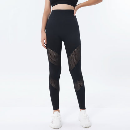 Frau in schwarzer Sportleggings mit Mesh-Details und weißem Sneaker. Fitnessmode, athletische Kleidung, bequeme Leggings für Sport und Freizeit.