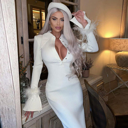 Eine Frau in einem eleganten weißen Kleid mit Federn, stehend in einem stilvoll eingerichteten Raum. Mode, Abendkleid, stilvoll, elegant.