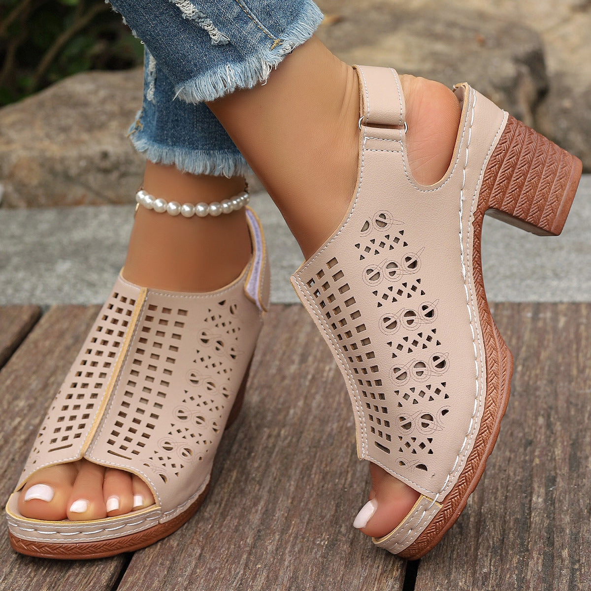 Offene Sandalen mit Hohldesign und Klettverschluss | Ideal für den Sommer