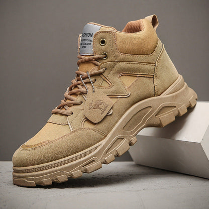 Beige Herren-Wanderschuh mit robustem Profil, hoher Knöchelstütze und Schnürung. Ideal für Outdoor-Aktivitäten und Trekking-Abenteuer.