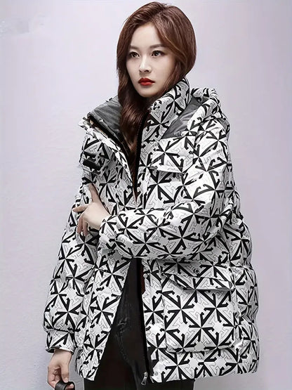 Frau in modischer Winterjacke mit geometrischem Muster, Kapuze und Reißverschluss. Stilvolle Damenbekleidung, Wintermode, Outdoor-Jacke.