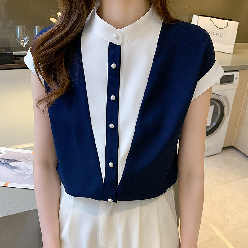 Damenbluse in Blau-Weiß mit Perlenknöpfen, elegantes Design, ärmellos, modisch, ideal für Büro oder Freizeit. Im Hintergrund Waschmaschine und Einkaufstasche.