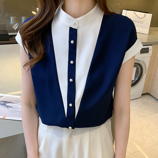 Damenbluse in Blau-Weiß mit Perlenknöpfen, elegantes Design, ärmellos, modisch, ideal für Büro oder Freizeit. Im Hintergrund Waschmaschine und Einkaufstasche.