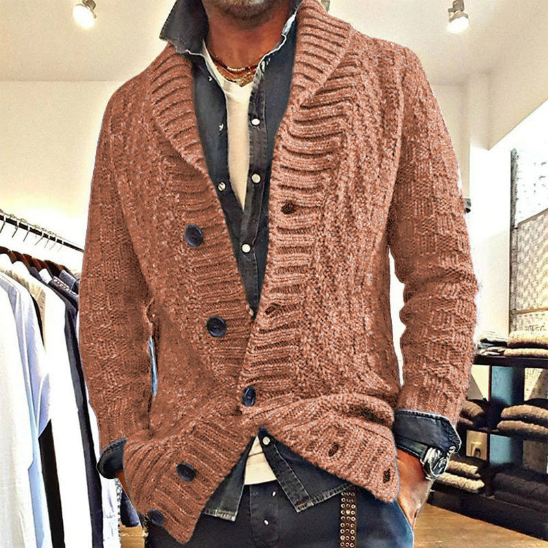 Mann trägt braunen Strick-Cardigan mit Schalkragen und Knöpfen, kombiniert mit Jeanshemd. Modetrend, Herrenmode, stilvoller Look.
