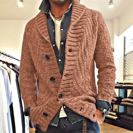 Mann trägt braunen Strick-Cardigan mit Schalkragen und Knöpfen, kombiniert mit Jeanshemd. Modetrend, Herrenmode, stilvoller Look.