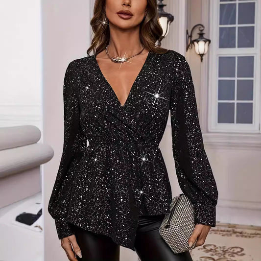 Elegante Frau in glitzernder schwarzer Bluse und Lederhose, hält eine stilvolle Clutch. Abendmode, Glamour, Damenbekleidung, Modeaccessoires.