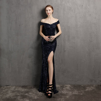 Elegantes Abendkleid in Dunkelblau mit Pailletten, schulterfreiem Design und hohem Beinschlitz. Perfekt für formelle Anlässe und Galas.