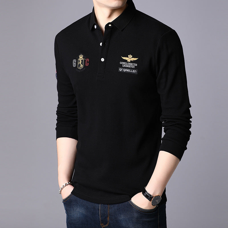 Mann in schwarzem Polohemd mit Stickerei, Jeans, Armbanduhr und Armband. Elegantes Herrenoutfit, modisches Langarmshirt, Freizeitkleidung.