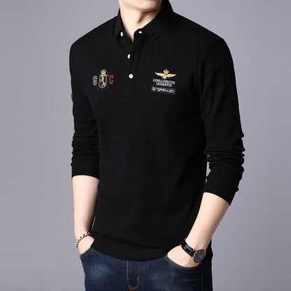 Mann in schwarzem Polohemd mit Stickerei, Jeans, Armbanduhr und Armband. Elegantes Herrenoutfit, modisches Langarmshirt, Freizeitkleidung.