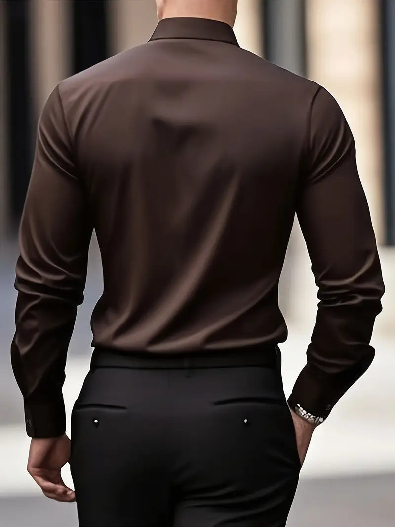 Rückansicht eines Mannes in einem eleganten, dunkelbraunen Hemd und schwarzer Hose. Businessmode, Herrenbekleidung, stilvoller Look.