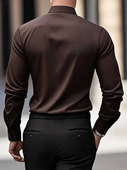 Rückansicht eines Mannes in einem eleganten, dunkelbraunen Hemd und schwarzer Hose. Businessmode, Herrenbekleidung, stilvoller Look.