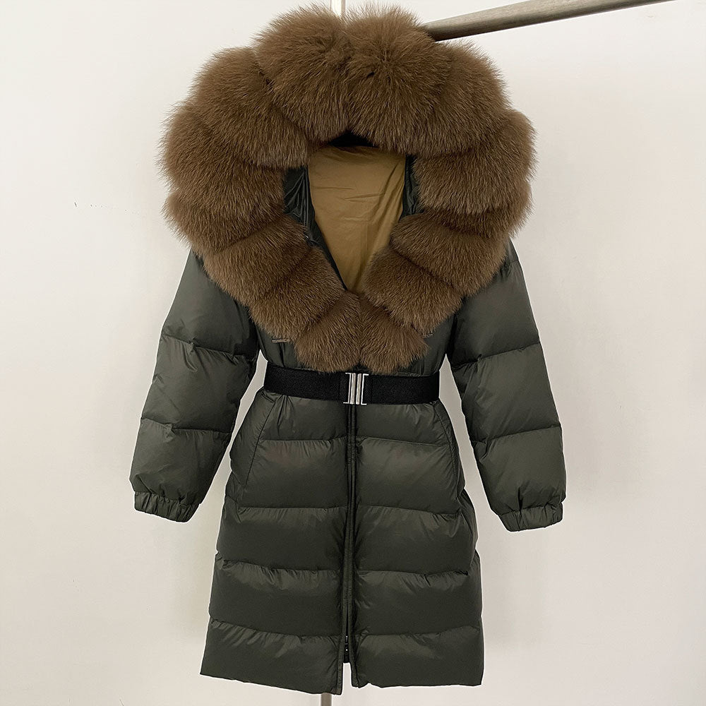 Dunkelgrüner Daunenmantel mit braunem Pelzkragen, stilvoller Wintermantel, warme Damenbekleidung, modische Outdoor-Bekleidung.