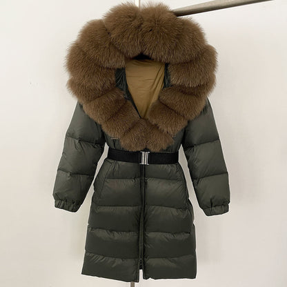 Dunkelgrüner Daunenmantel mit braunem Pelzkragen, stilvoller Wintermantel, warme Damenbekleidung, modische Outdoor-Bekleidung.