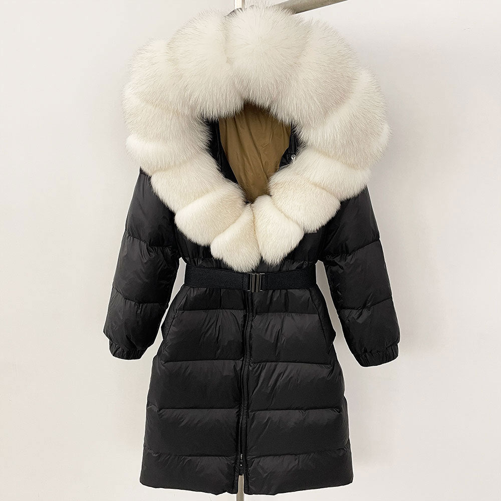 Schwarzer Daunenmantel mit großem, weißem Kunstpelzkragen, modisch, warm, Winterbekleidung, Damenmode, stilvoller Wintermantel.
