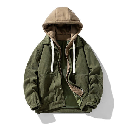 Grüne Cordjacke mit Kapuze, Reißverschluss und Kordelzug. Modische Herrenjacke für Herbst und Winter. Bequeme, warme Oberbekleidung.