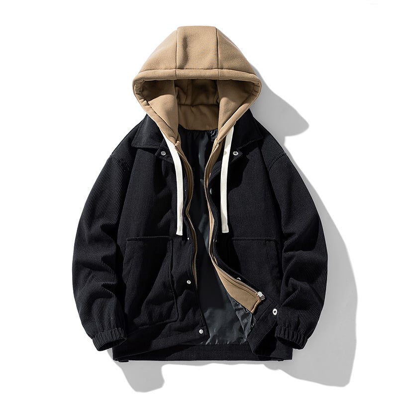 Schwarze Herrenjacke mit Kapuze, Reißverschluss und Knöpfen, aus Cordstoff. Modische Herbst-Winterbekleidung, ideal für kühle Temperaturen.