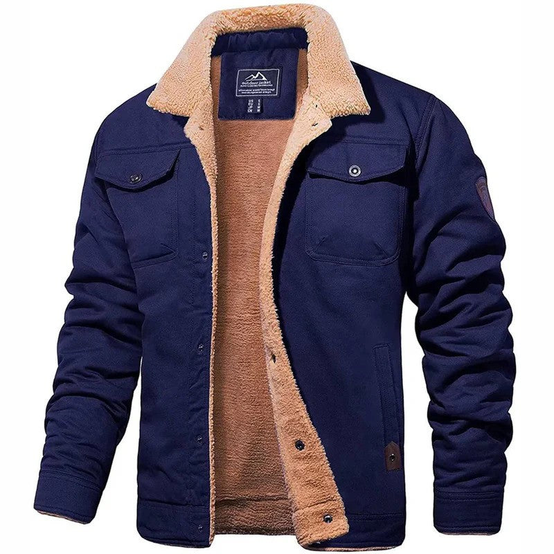 Dunkelblaue Herrenjacke mit braunem Fleecefutter, zwei Brusttaschen und Knopfleiste. Winterjacke, warm, modisch, Outdoor-Bekleidung.