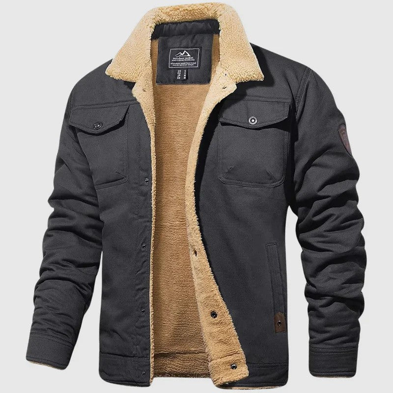 Schwarze Herrenjacke mit beigem Fleecefutter, zwei Brusttaschen und Knopfverschluss. Winterjacke, warm, modisch, Outdoor-Bekleidung.