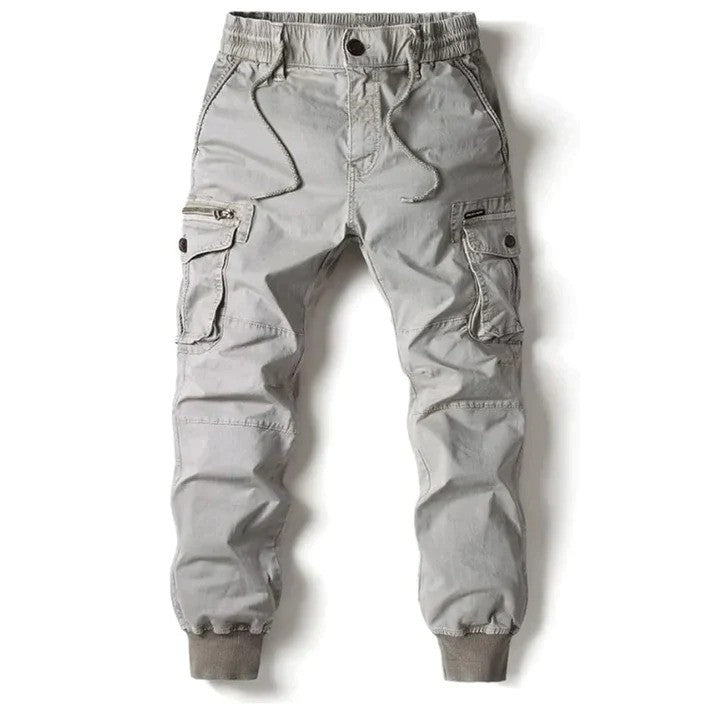 Graue Cargo-Hose für Herren mit elastischem Bund und Bündchen, mehreren Taschen, ideal für Outdoor-Aktivitäten und Freizeitkleidung.