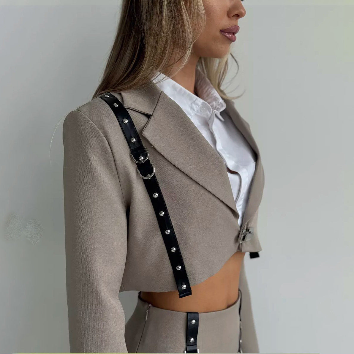 Damen-Zweiteiler für den Frühling mit langärmligem Crop-Top und kurzem Rock mit Kordel-Detail