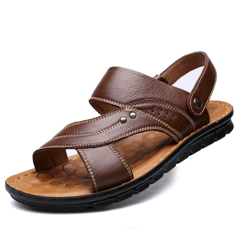 Braune Ledersandale für Herren mit verstellbarem Riemen, rutschfester Sohle und Ziernähten. Ideal für Sommermode und Freizeitkleidung.