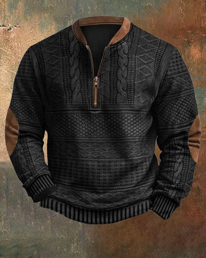 Schwarzer Strickpullover mit Reißverschluss, Zopfmuster und braunen Ellbogenpatches vor rustikalem Hintergrund. Herrenmode, Winterkleidung.