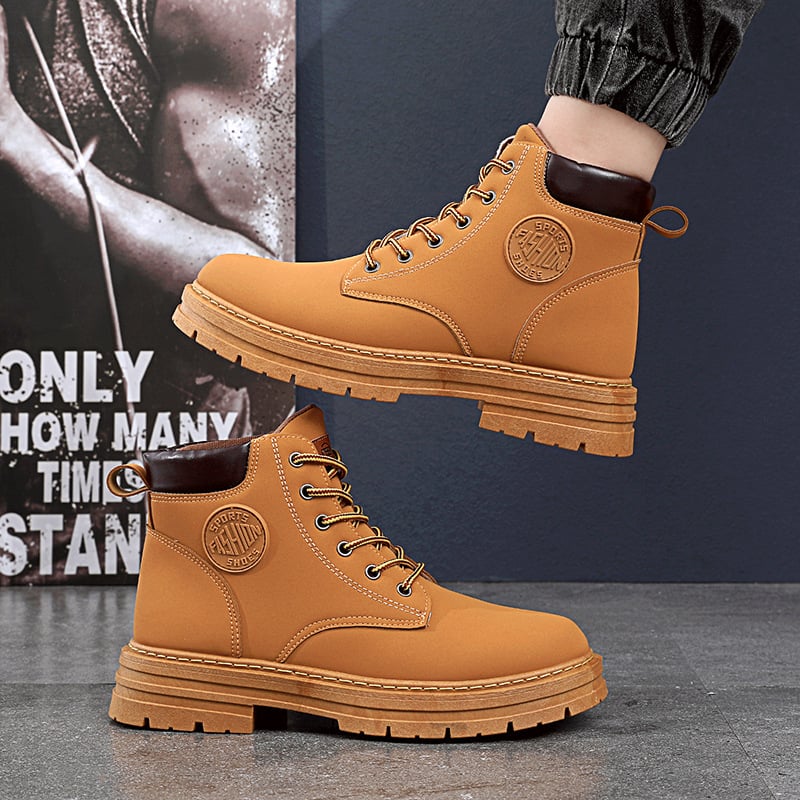 Braune Herren-Winterstiefel mit Schnürung, rutschfester Sohle und Logo-Emblem. Perfekt für Outdoor-Aktivitäten und kaltes Wetter.