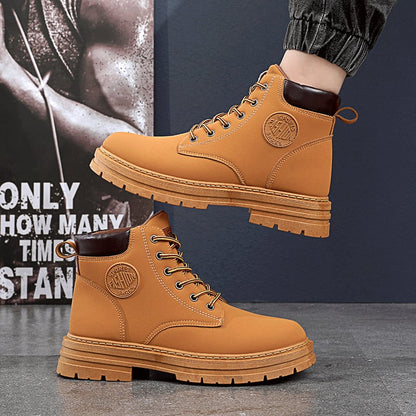 Braune Herren-Winterstiefel mit Schnürung, rutschfester Sohle und Logo-Emblem. Perfekt für Outdoor-Aktivitäten und kaltes Wetter.